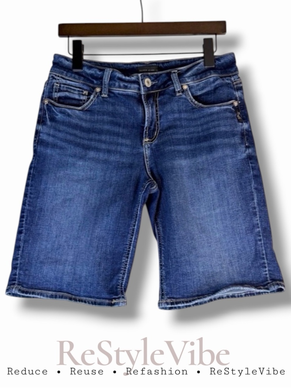 SILVER JEANS CO Women’s Size W28/L9 Denim Shorts Suki Fit Bermuda Style Stretch